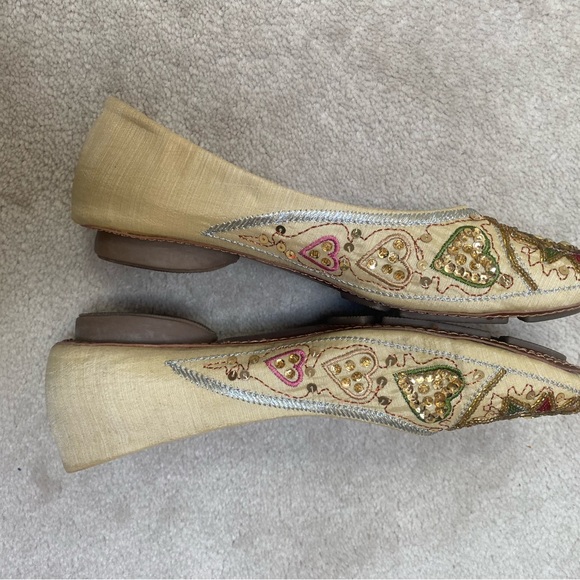 Embroidered flat shoes in pale gold - Picture 3 of 4